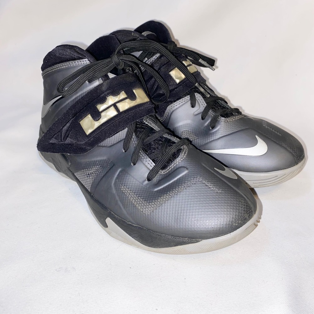 Nike Lebron Soldier 10 Youth Basketball Shoes‎ Size 5.5Y Gray Silver